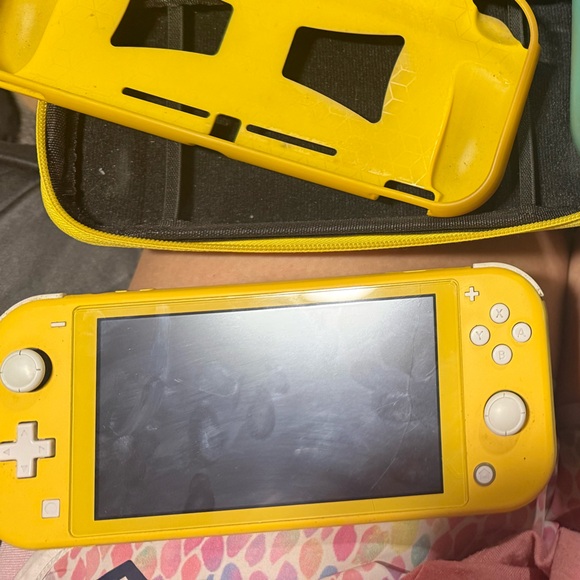 Yellow Nintendo Switch Lite - Picture 1 of 7